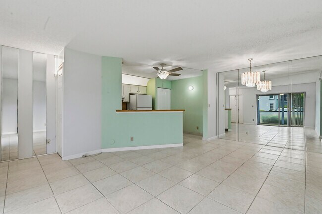 Foto del edificio - 7535 S Oriole Blvd