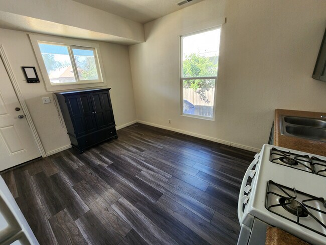 Building Photo - 1028 Capitol St