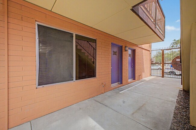 Foto del edificio - University/ Downtown- 1 bedroom first floor condo