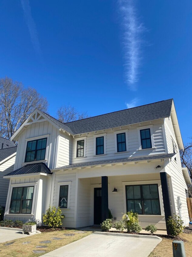 Foto del edificio - 3 Bedroom Home in Premier Location!