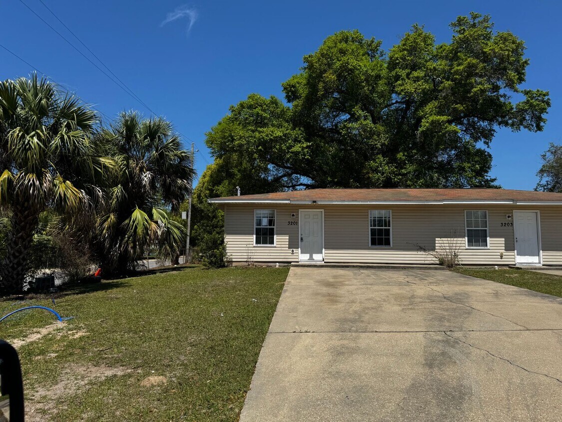 Foto principal - 3205 E 2nd Ct