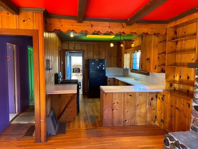 Foto del edificio - House with Charm, 2/1 with large garage and bonus room & bathroom