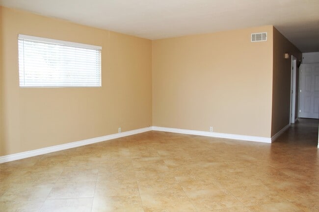 Foto del edificio - 2750 Dahlia Ave