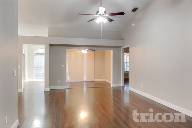 Foto del edificio - 1115 Hardwood Dr