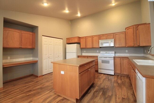 Building Photo - Large 4 Bed/2 Bath Richland Rambler