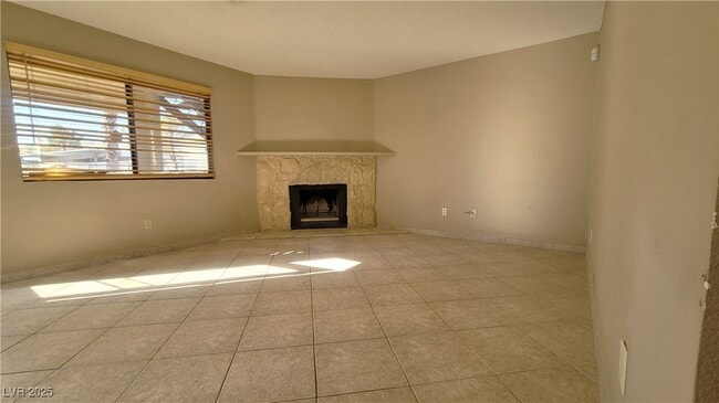 Building Photo - 1209 N Buffalo Dr