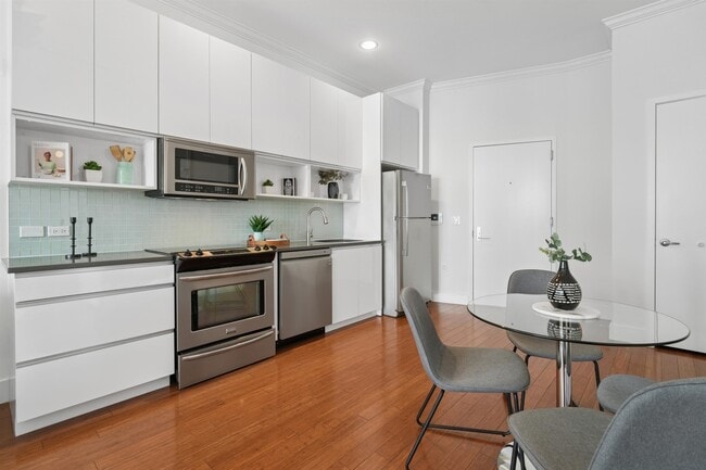 Building Photo - Apartment