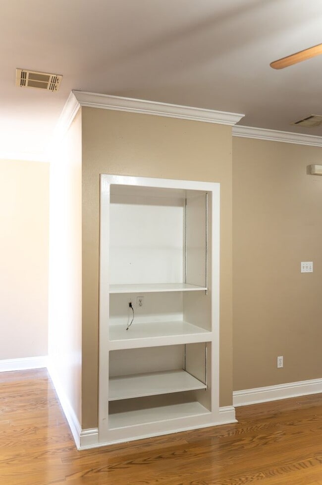 Building Photo - 3 br 2 bath across from the TAC