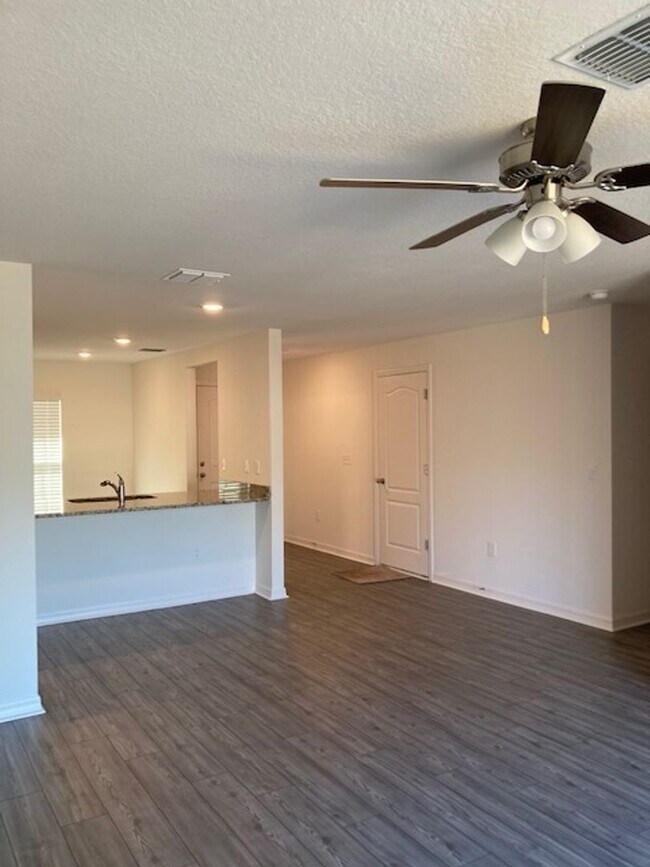 Foto del edificio - Like New 3/2/2 house with a screened in porch.