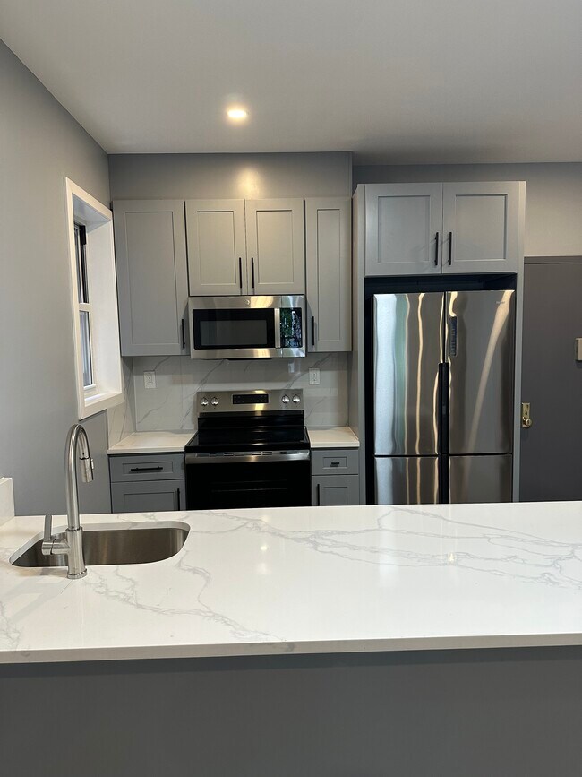 Building Photo - 552 Congress St