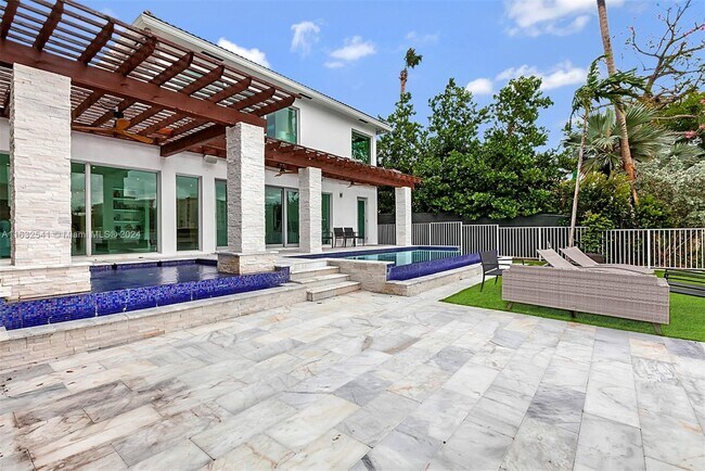 Foto del edificio - 9380 Bay Dr