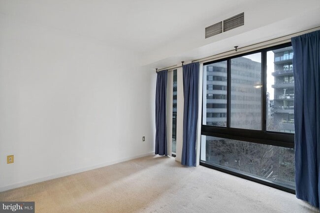 Building Photo - 1530 Key Blvd