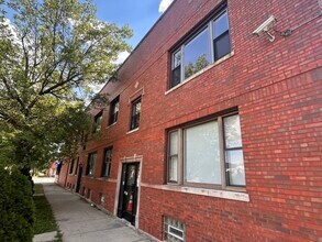 Building Photo - 4811 W Warwick Ave