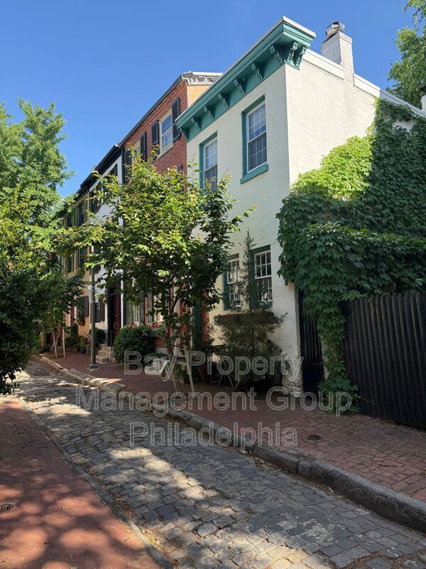 Foto principal - 2424 Panama St