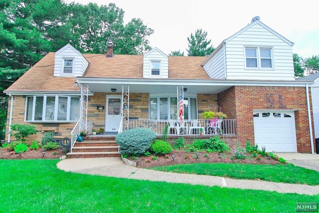 Primary Photo - 229 Gaston Ave