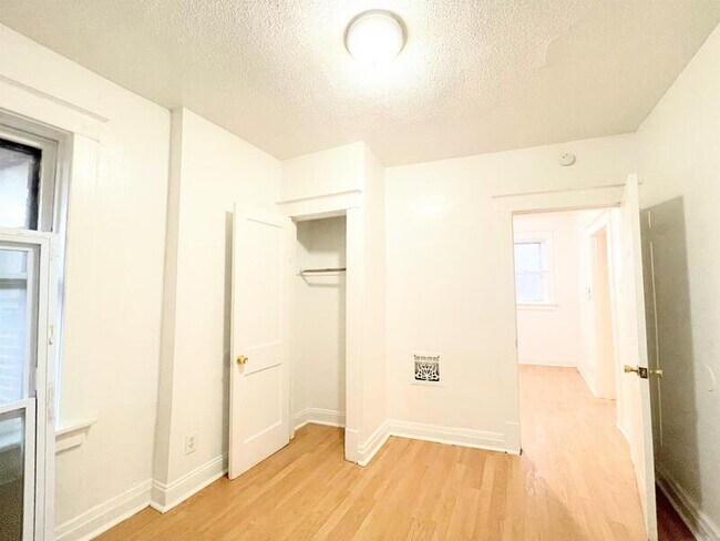 Foto del edificio - 2747 Pestalozzi St