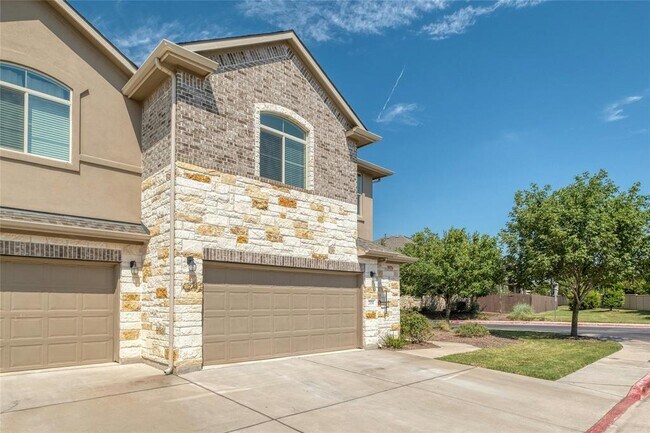 Building Photo - 2880 Donnell Dr