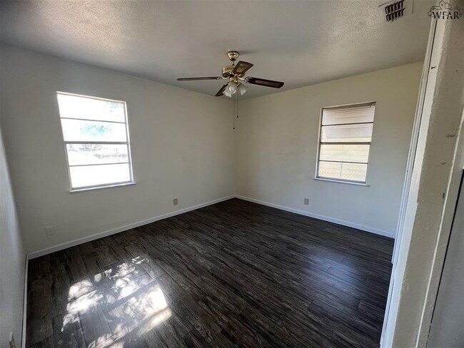 Building Photo - 1421 Tanbark Rd