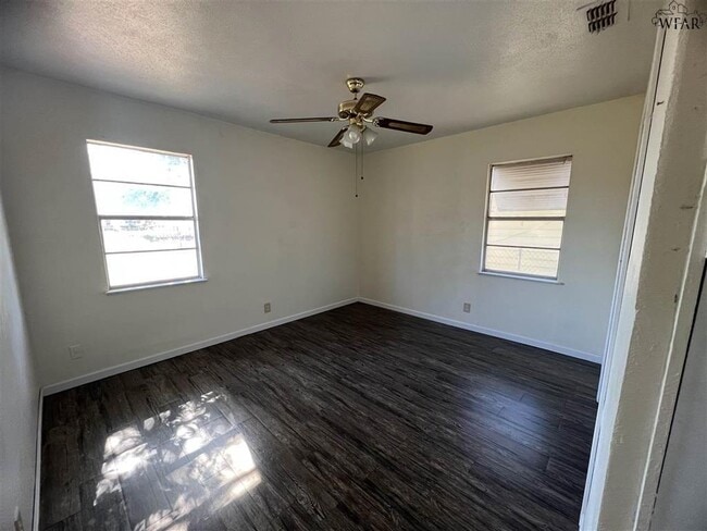 Foto del edificio - 1421 Tanbark Rd