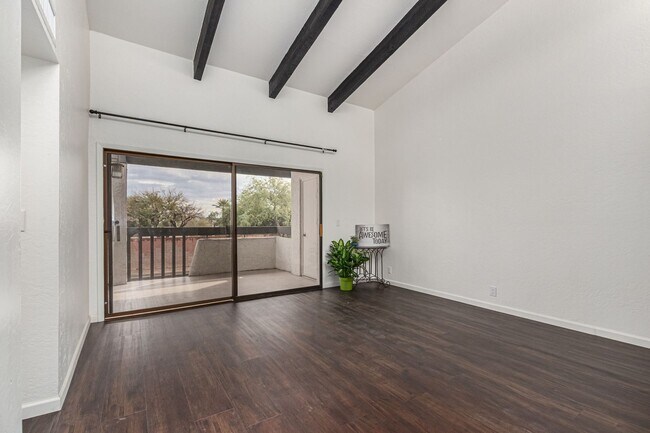 Foto del edificio - Stunning Fully Renovated 2-Bed, 2-Bath Condo in Scottsdale 1/2 month FREE