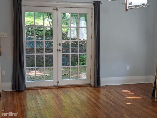 Building Photo - 4 br, 2.5 bath House - 310 Kings Highway