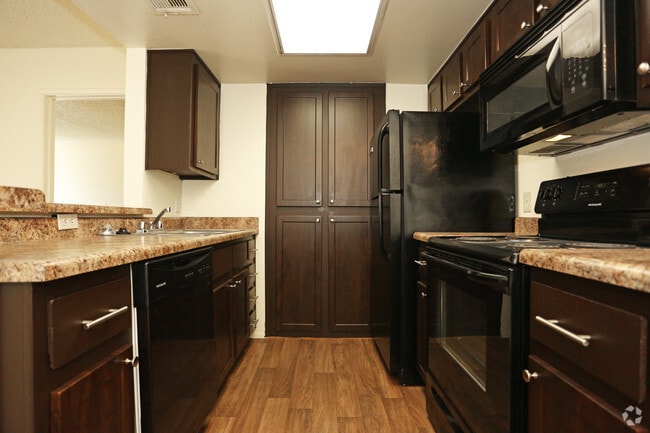 2BR, 2BA - 1018 SF - Sandstone Apartments