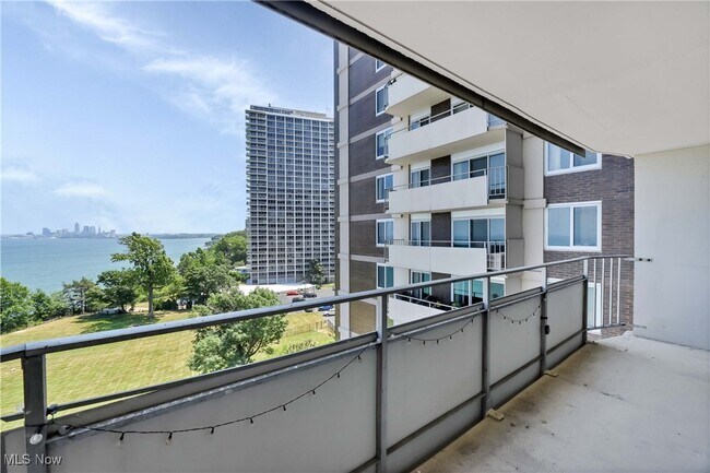 Foto del edificio - 12900 Lake Ave