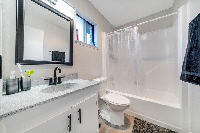 Bathroom - 1913 E Park Blvd