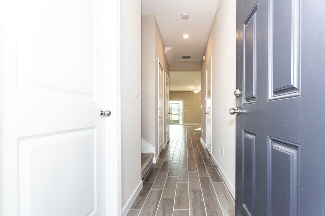 Building Photo - Beautiful 3/2.5 in the luxurious Shearwate...