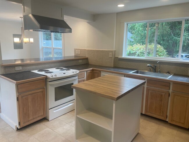 Building Photo - Nicely Maintained Clinton Home with Upgrades and Fenced Yard!