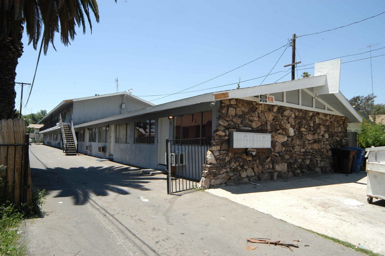 Building Photo - 962 N Mountain View Ave
