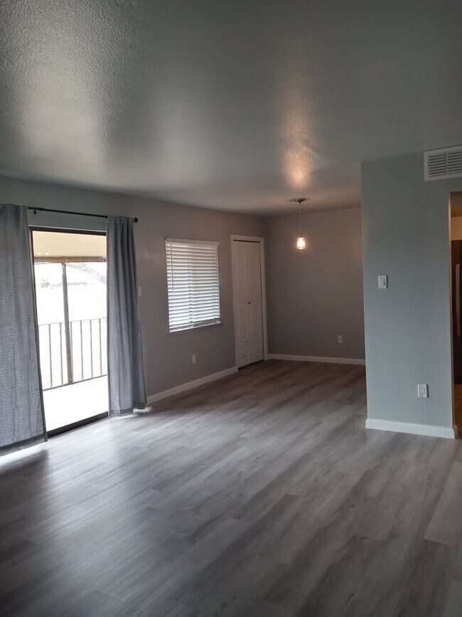 Building Photo - Upgraded Condo