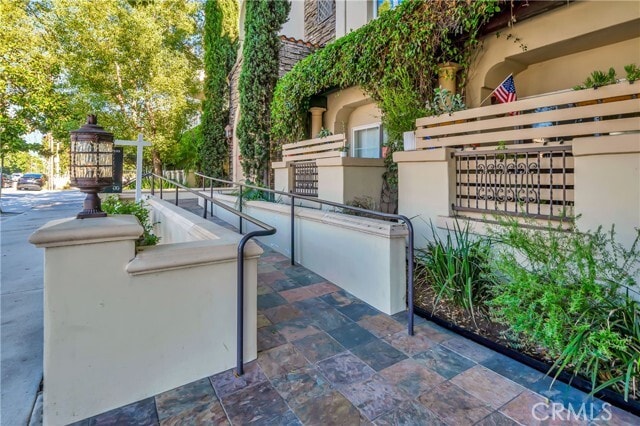 Building Photo - 15206 Burbank Blvd