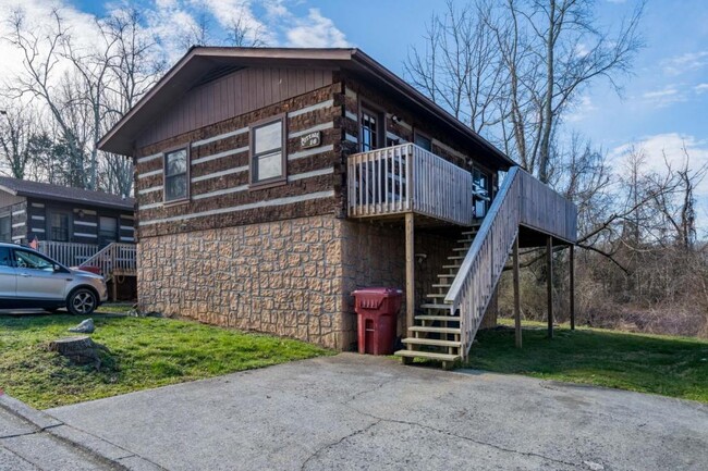 Building Photo - 2822 W Walnut St #16