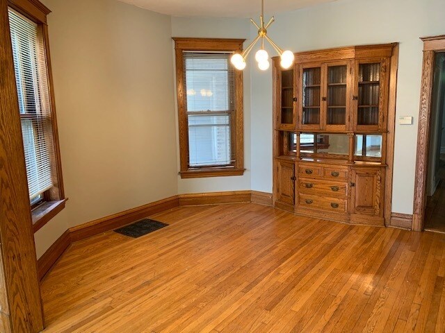 Building Photo - 3311 W Wrightwood Ave