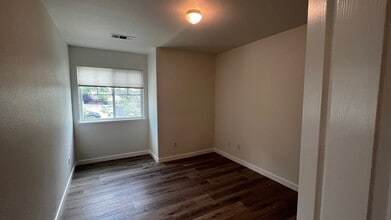 Building Photo - 543 Jacaranda St