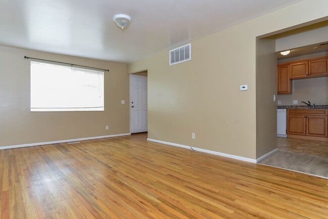 Building Photo - Beautiful duplex for rent with carport