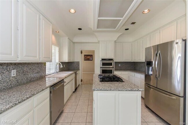 Building Photo - 5 br, 3.5 bath House - 1063 Holiday Dr