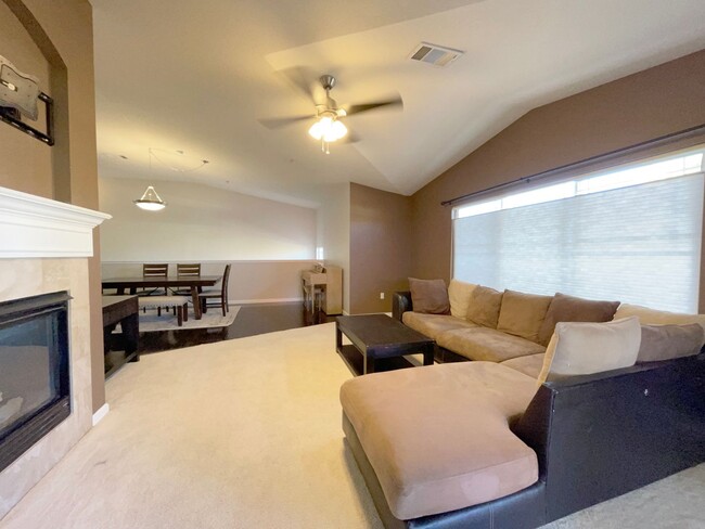 Building Photo - Broomfield! 3 bedroom Townhome! Golf Cours...
