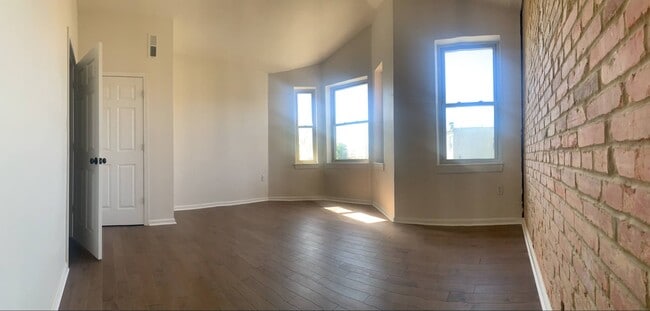 Building Photo - 912 Newington Ave