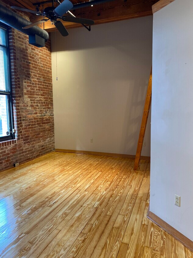 Ladrillo visto - 230 W Tazewell St