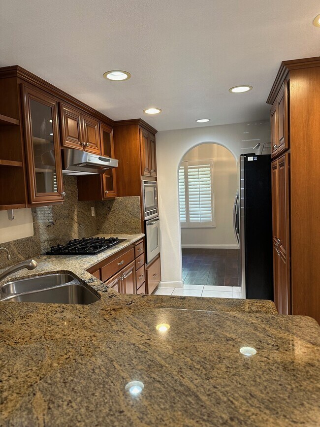 Building Photo - 29723 Strawberry Hill Dr