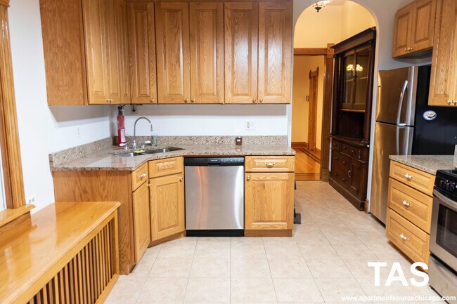 Foto del edificio - 2431 N Artesian Ave