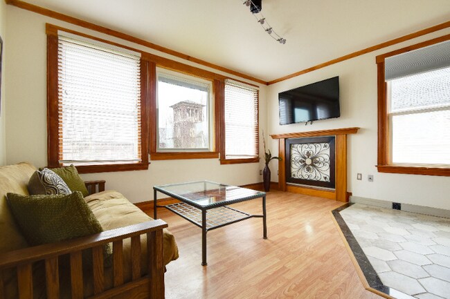 Foto del edificio - 2328 Hoyt Ave