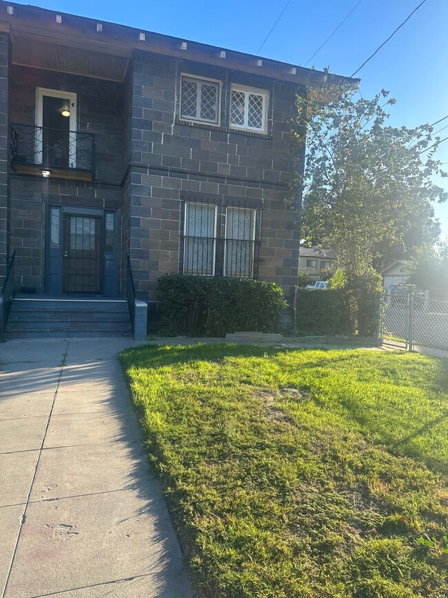 Foto del edificio - Charming 3-Bedroom Home with Detached Gara...