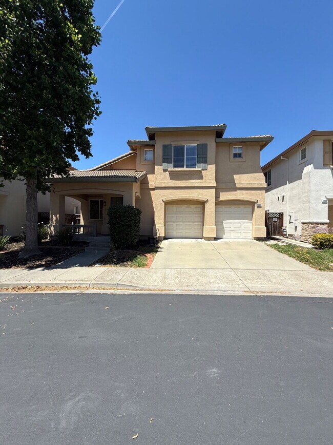 Foto del edificio - Beautiful 3 Bedroom, 2.5 Bathroom Home in Prime Pleasanton
