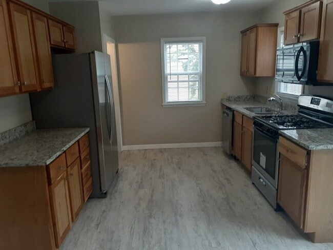 Building Photo - Freshly updated 3 Bed/1.5 Bath House- Robbinsdale- Available NOW!