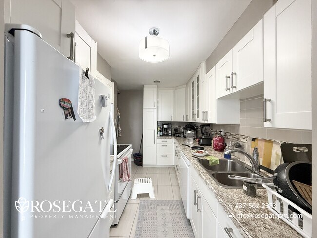 Photo du bâtiment - All-Inclusive 2-Bedroom Condo with Parking, Internet & Cable in Toronto