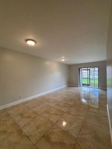 Building Photo - 6748 Palmetto Cir S