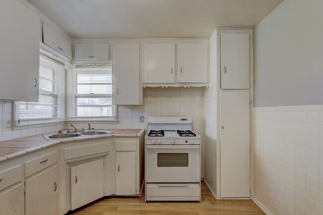 Building Photo - Ready 2 Bed 1 Bath Mid-Del Schools.
